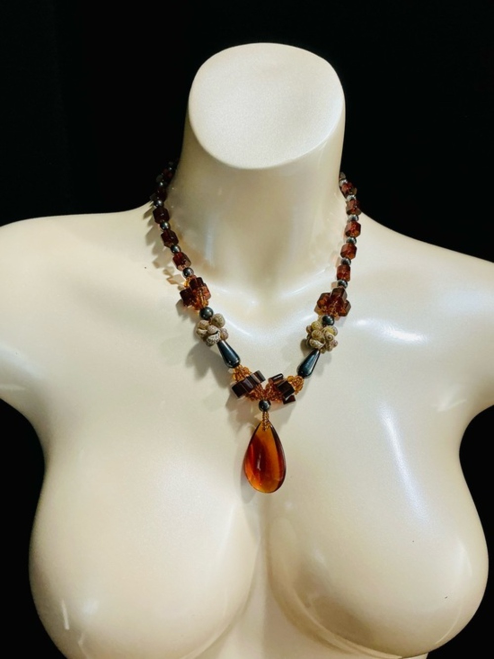 VTG Amber Glass Teardrop Hematite Beaded Necklace - Brown/Black w/Sea Shells EUC